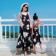 亲子装夏装2023新款韩版中长款印花露背吊带连衣裙沙滩裙度假