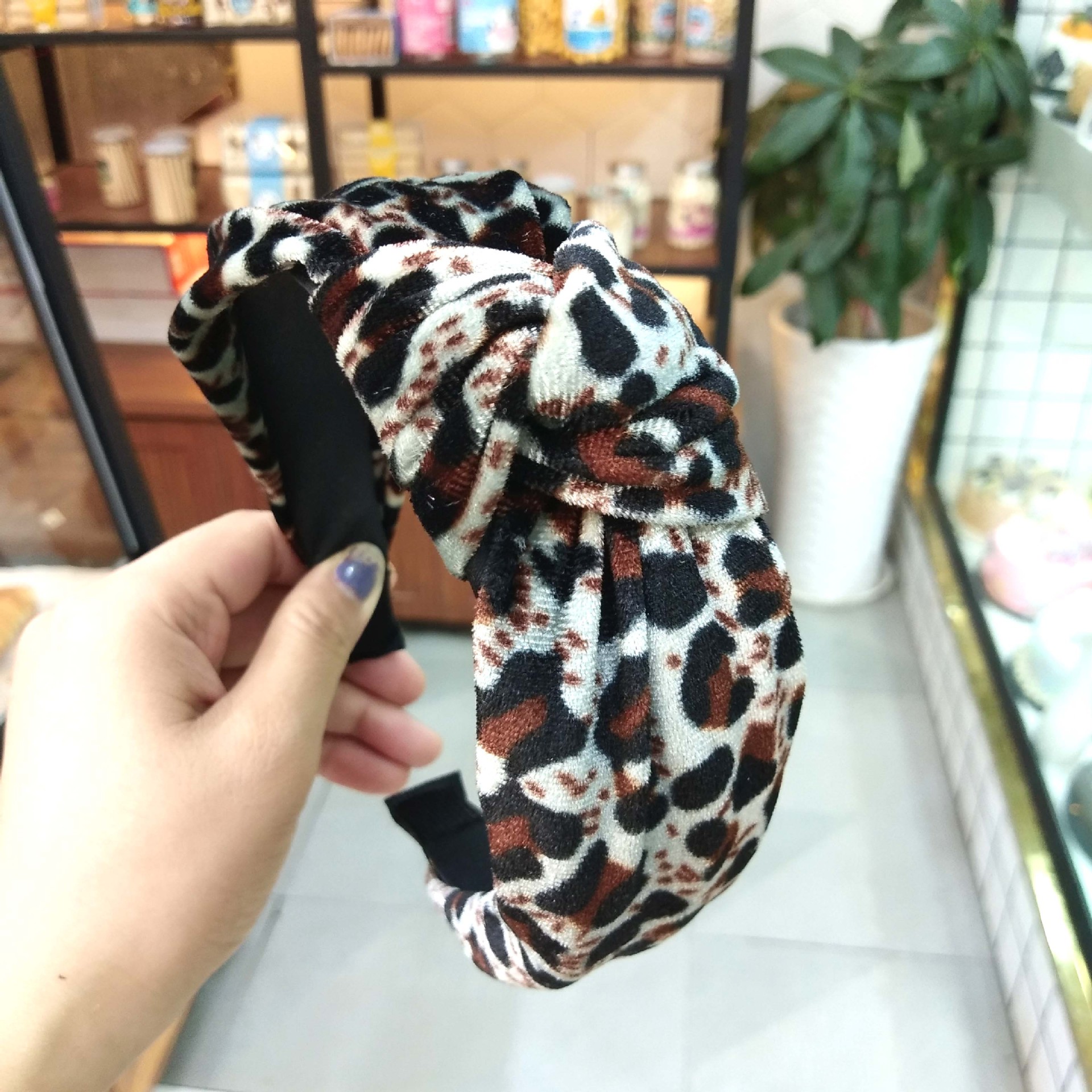 Best Selling Retro Leopard Knotted Headband High-grade Gold Velvet Printed Hairpin Simple Wide-brimmed Hair Headband  Wholesale Nihaojewelry display picture 7