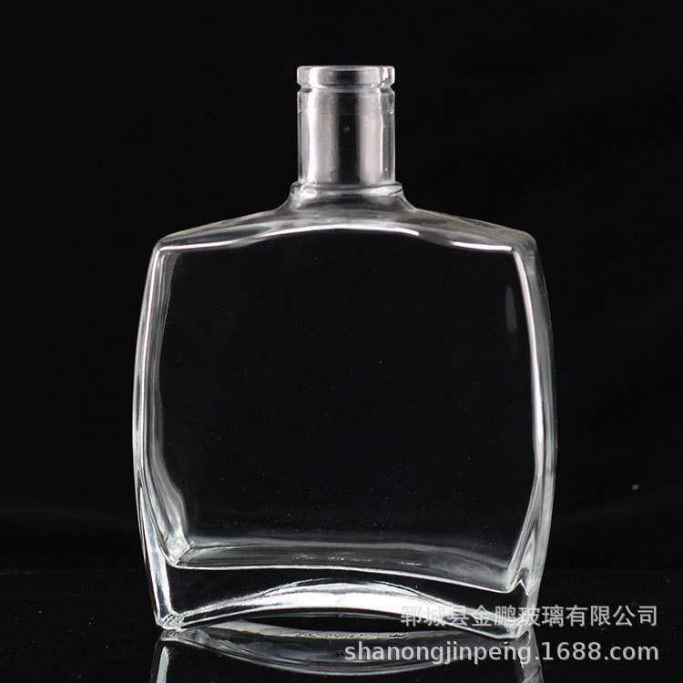 山东玻璃厂家专业生产各种形状各种容量白酒瓶伏特加酒瓶