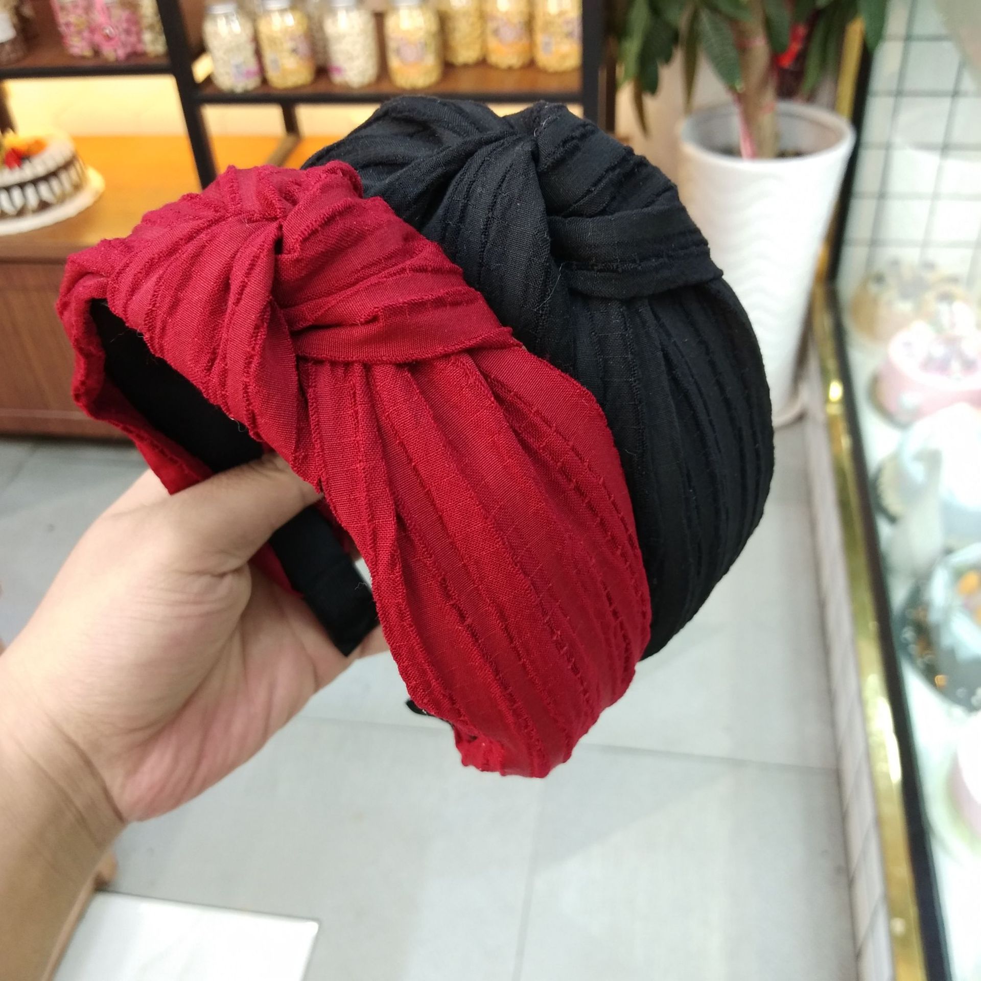 Korean Fashion Wide-brimmed Pleated Knot Headband High-end Solid Color Fabric Pressure Hairpin Explosion Headband Ladies Wholesale Nihaojewelry display picture 3