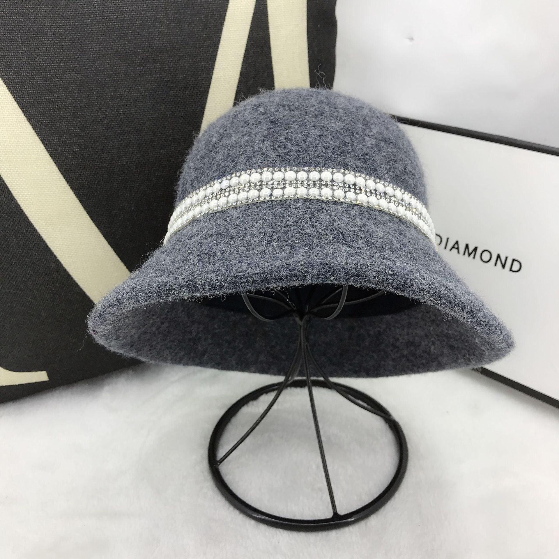 Chapeau de bassin en cachemire d'automne et d'hiver élégant style célébrité perle strass mode rétro chapeau thermique britannique_voghion.com