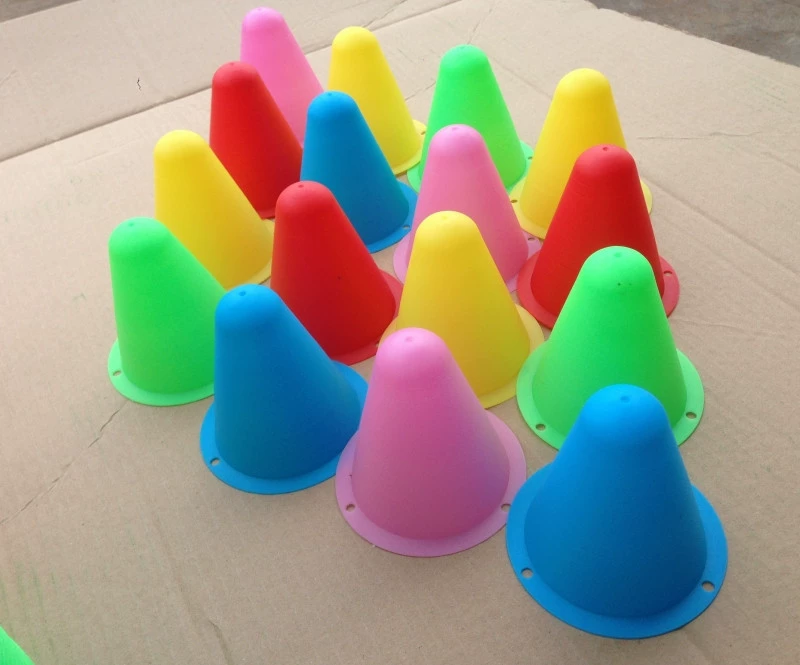 Roller Skating Training Cones, PE Semi-Soft Markers, Ø7.8×8 cm, Random Colors