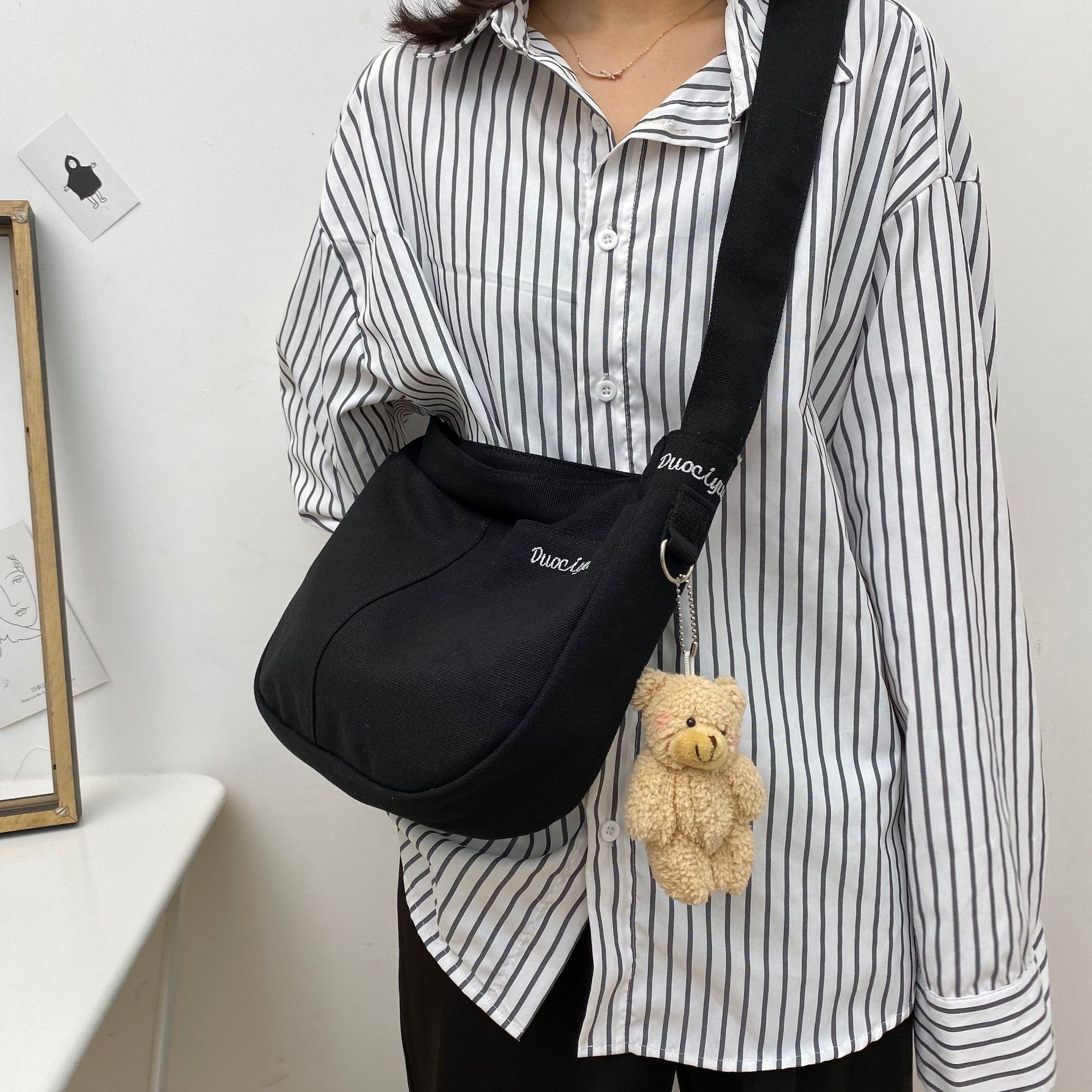 Korea Ins Student Casual Personality Embroidery Canvas Slung Child Fun Bear Shoulder Bag display picture 12