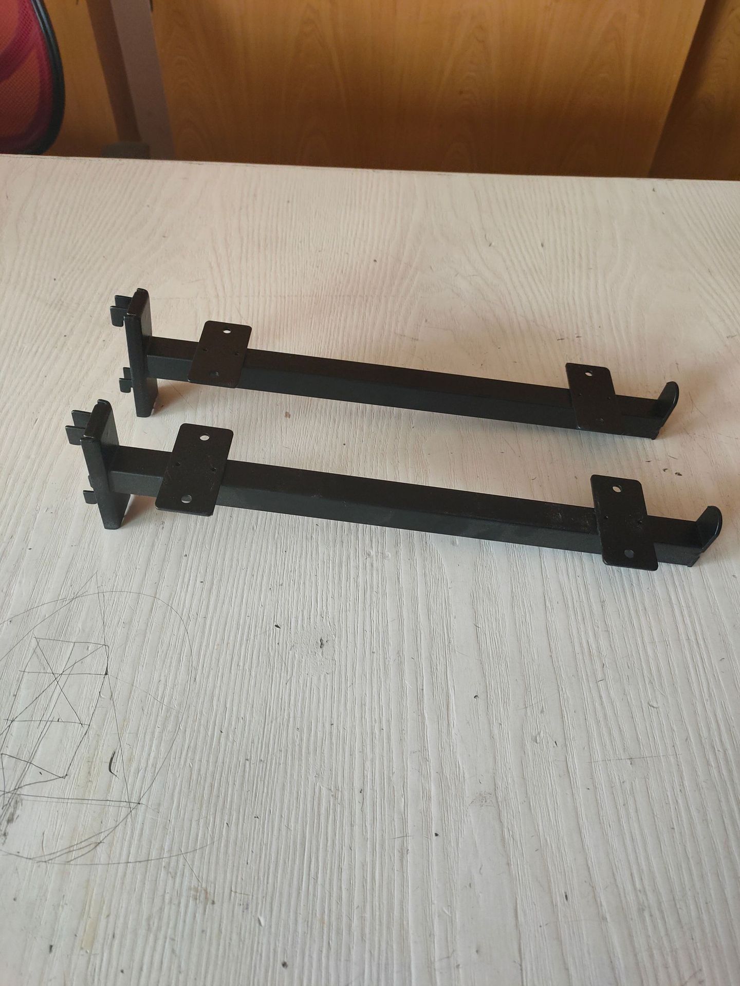 Tarjeta de suministro directa de fábrica una columna de vidrio soporte de estante de metal gancho negro fuerte carga de soporte de tablero de madera izquierda y derecha