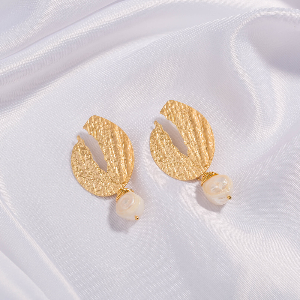 Vintage Dumb Gold Irregular Metal Hollow V-shaped Hand-wound Pearl Earrings display picture 4