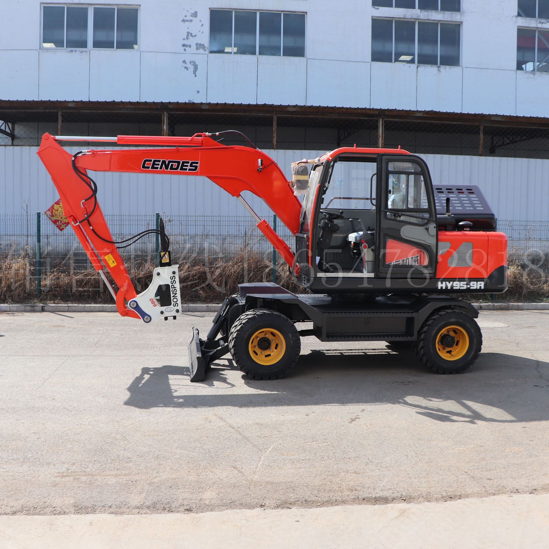 轮胎式大马力的抓木机 挖掘机降价啦 需要者速来选购信誉代言