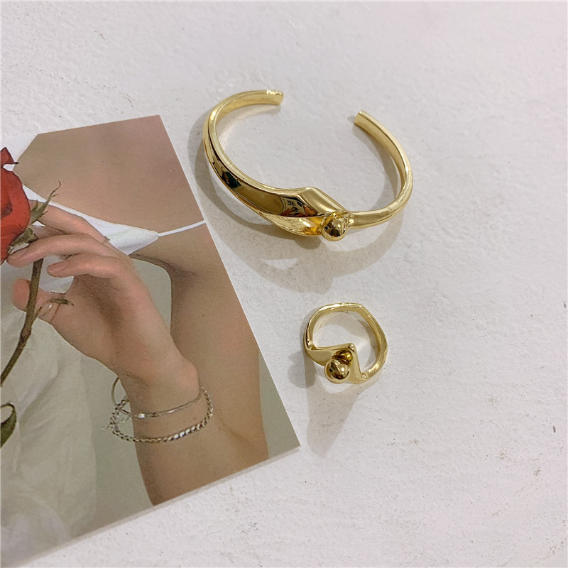 Europäischer Und Amerikanischer Designer, Französische Elegante Metallkugel Serie, Die Schönheit Der Linien, V-förmiger Ring, Asymmetrisches Armband display picture 6