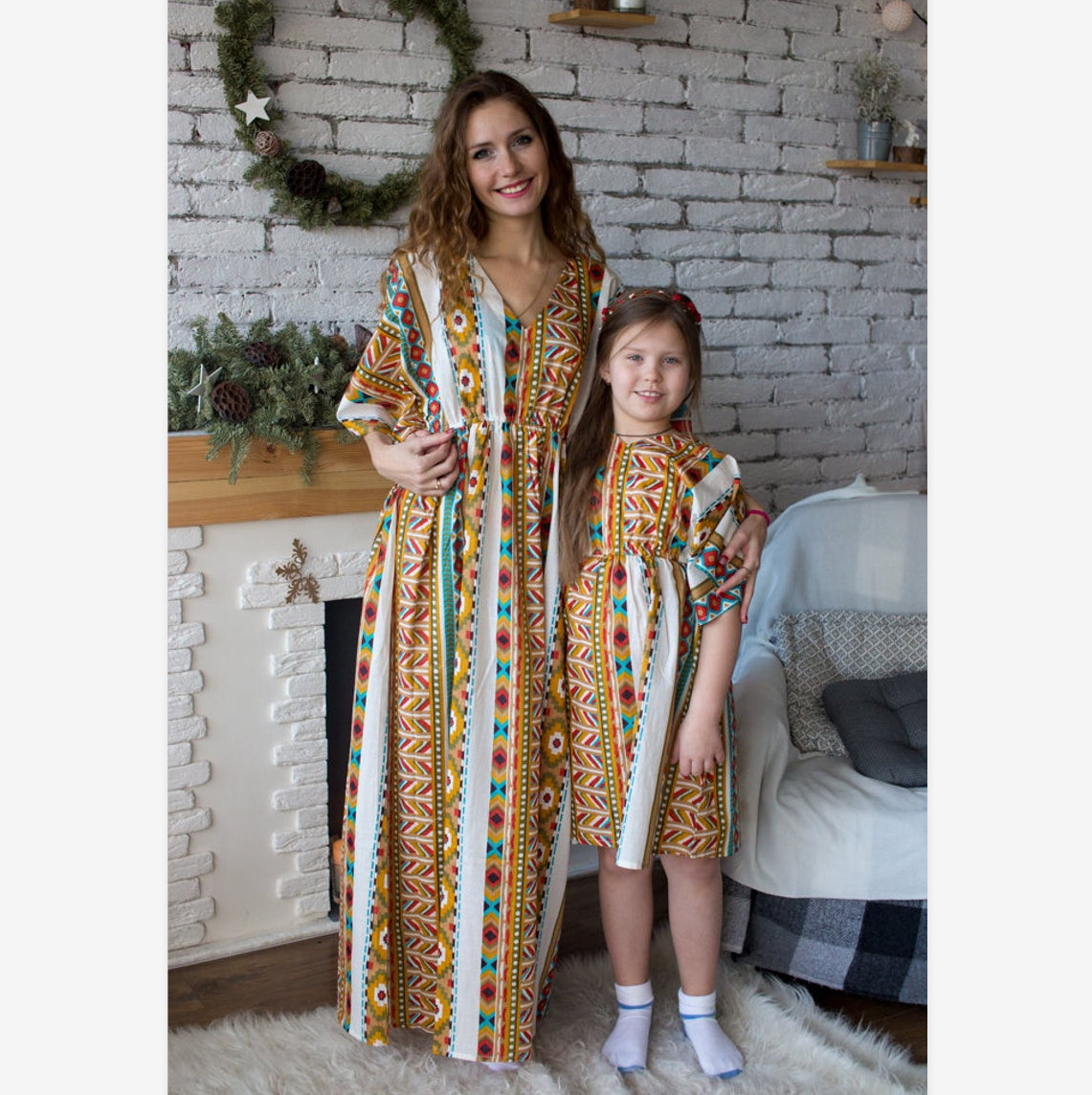 Familienpassendes Eltern-Kind-Kleid mit geometrischem Print