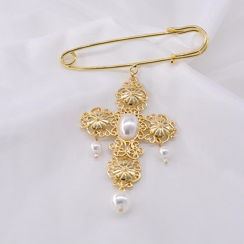 2019 Autumn And Winter New Submetal Cross Pearl Brooch display picture 6