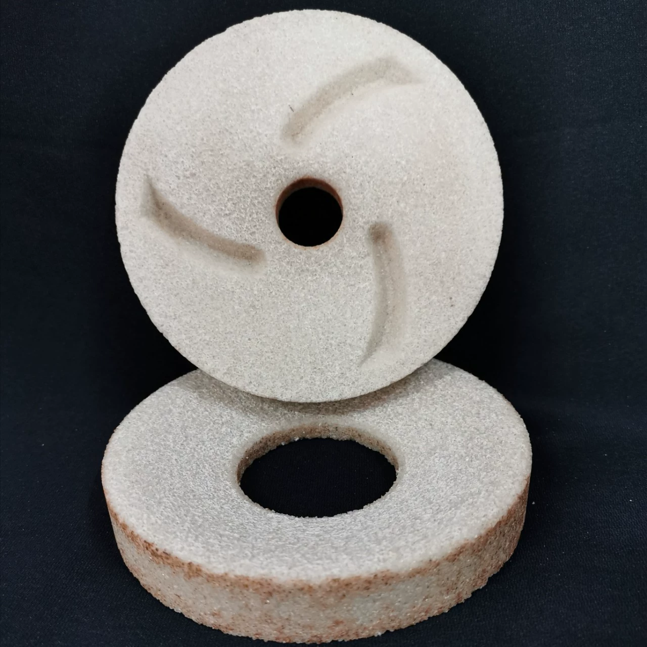 Производитель поставляет универсальный шлифовальный станок Shenyang 150 с белым корундовым абразивным кругом, износостойкий, для заточки ножей с большим подачей воды.