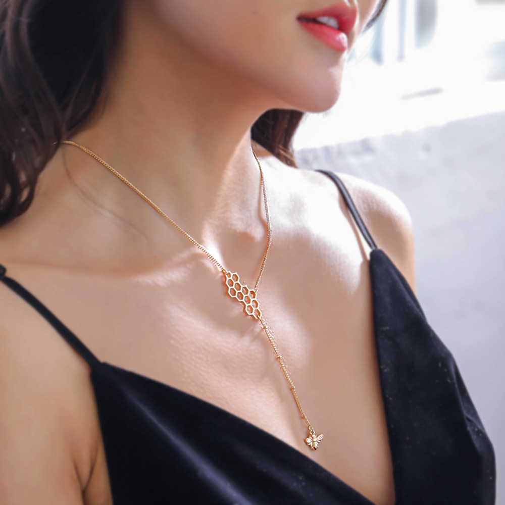 Hot-selling Simple Retro Fashion Golden Bee Hive Pendant Necklace display picture 10