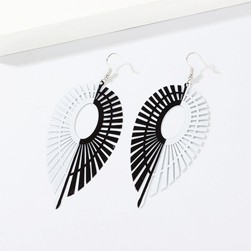 New Creative Leaf Earrings Personality Black And White Symmetrical Drop-shaped Earrings display picture 3