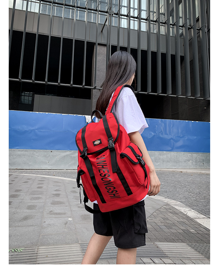 背书包磨短袖,书包磨衣服后面怎么办,背包背面网格磨衣服_大山谷图库