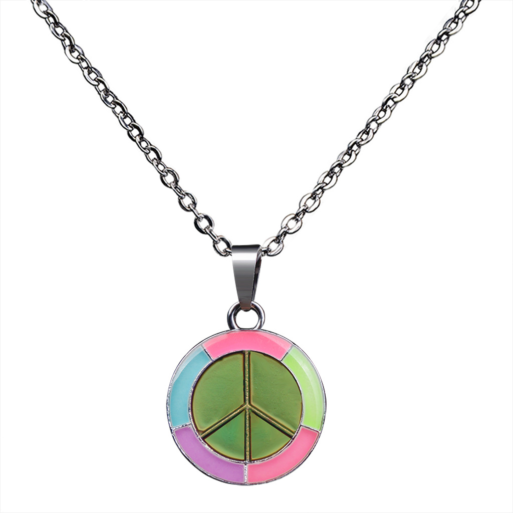 Collier Changeant De Couleur Pendentif Coeur Papillon Lumineux Fluorescent display picture 2