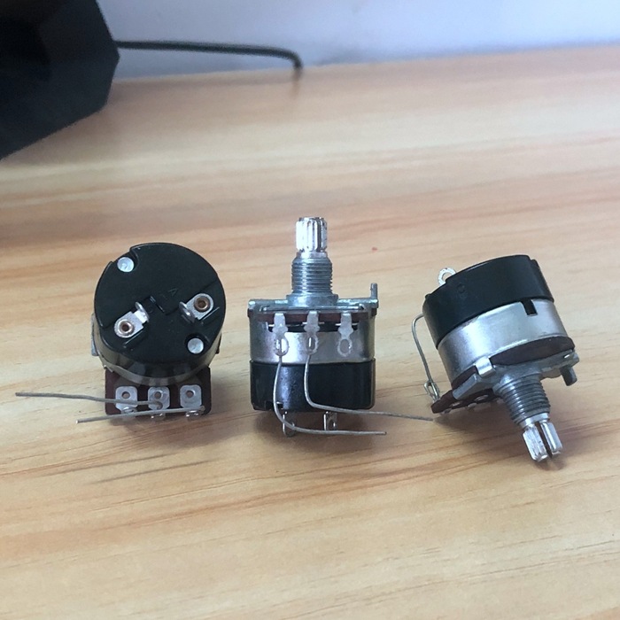 日本松下 138型单联带开关B25K 3脚孔脚底部2脚 梅花轴轴长15mm