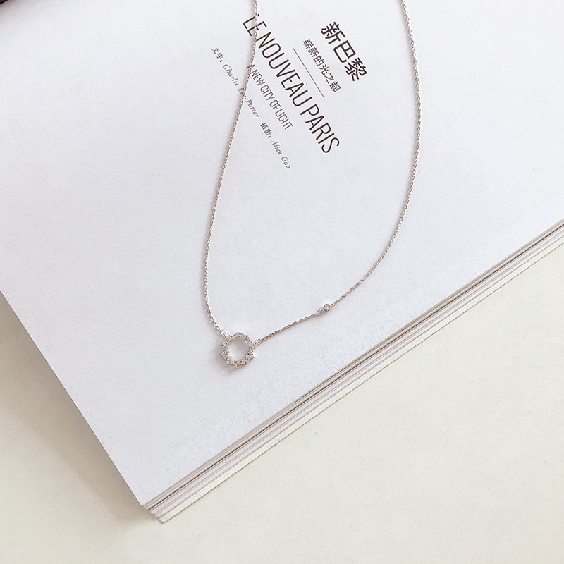 Pendant with zircon, micro incrustation