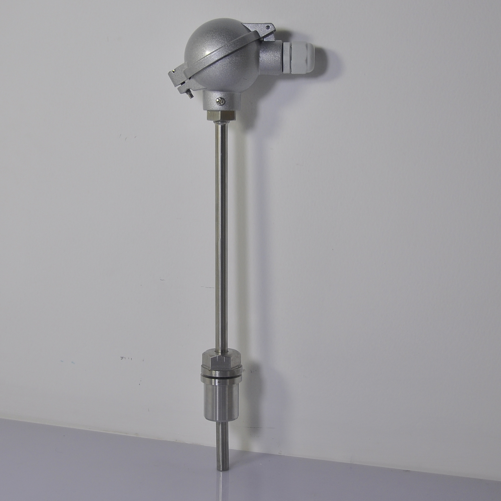 特价销售牛奶厂饮料厂纯水设备厂专业温度变送器，热电阻，PT100