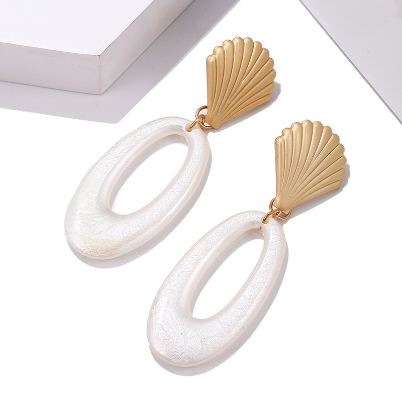 New Creative Metal Scallop Earrings Oval Hollow Resin Earrings Fashion Small Earrings display picture 3