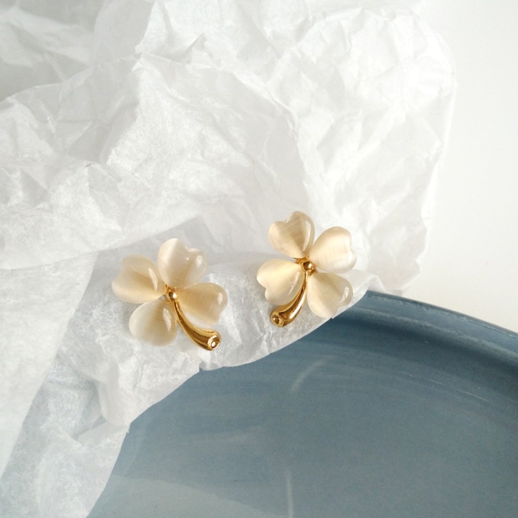 Korea Four-leaf Flower Earrings display picture 3