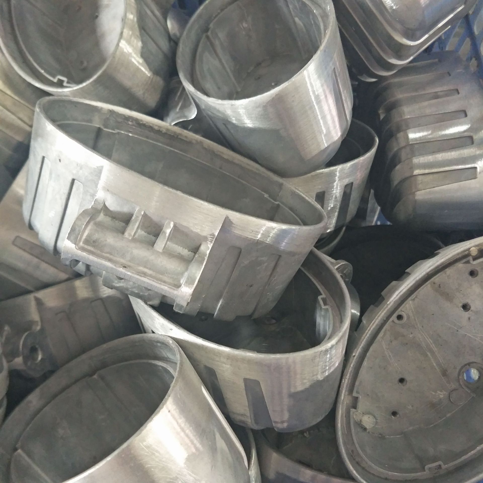 铝合金灯罩 锌合金压铸 铝合金灯饰品配件 汽车灯金属件生产