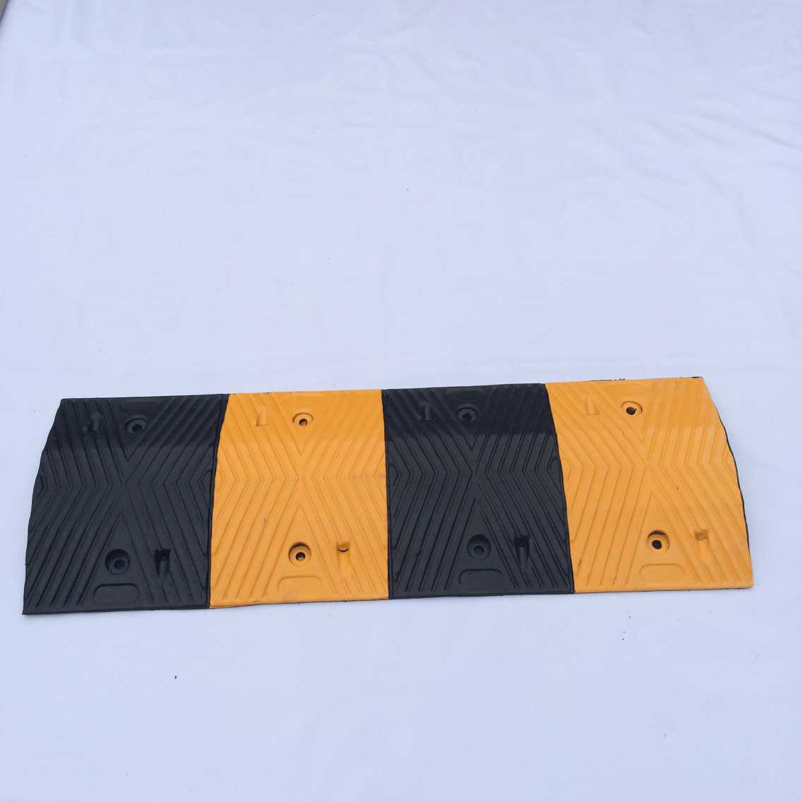 供应橡胶减速板 交通设施减速带 人字形减速路拱 线槽板产品