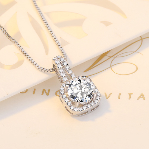 Qiaolanxuan Korean fashion shiny zircon square diamond pendant short women's necklace simple and sweet clavicle chain for ladies
