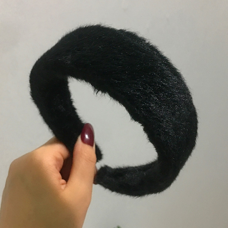 Koreanische Version Des Neuen Niedlichen Plüsch-einfarbigen Stirnbandes Breit Und Einfach Retro-haarschmuck Imitation Kaninchen Fell Gesicht Waschen Druck Haar Stirnband Großhandel display picture 4