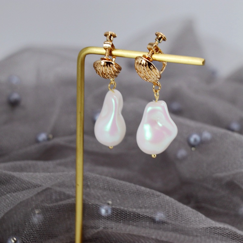 White Irregular Imitation Pearl Ear Clip Ear Studs Geometric Pearl Ear Clip Ear Studs display picture 5