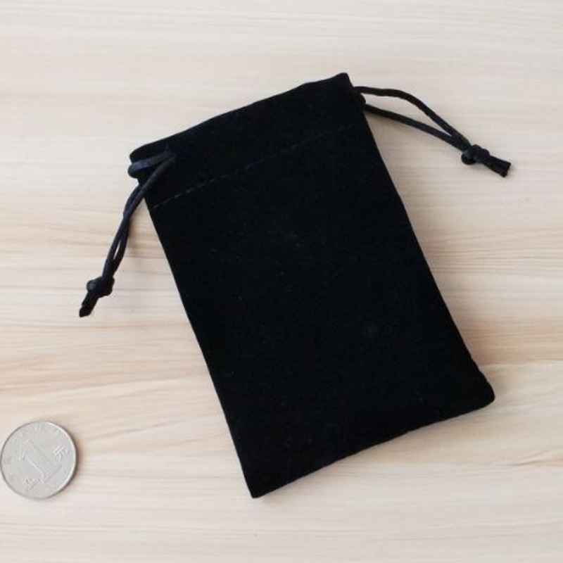 Spot bolsa de franela en blanco negro 8*12cm