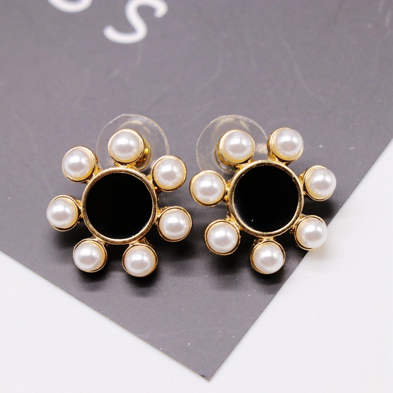 Ear Clip Black White Flower Earrings Ear Clip 925 Silver Needle Earrings Pearl Earrings display picture 3