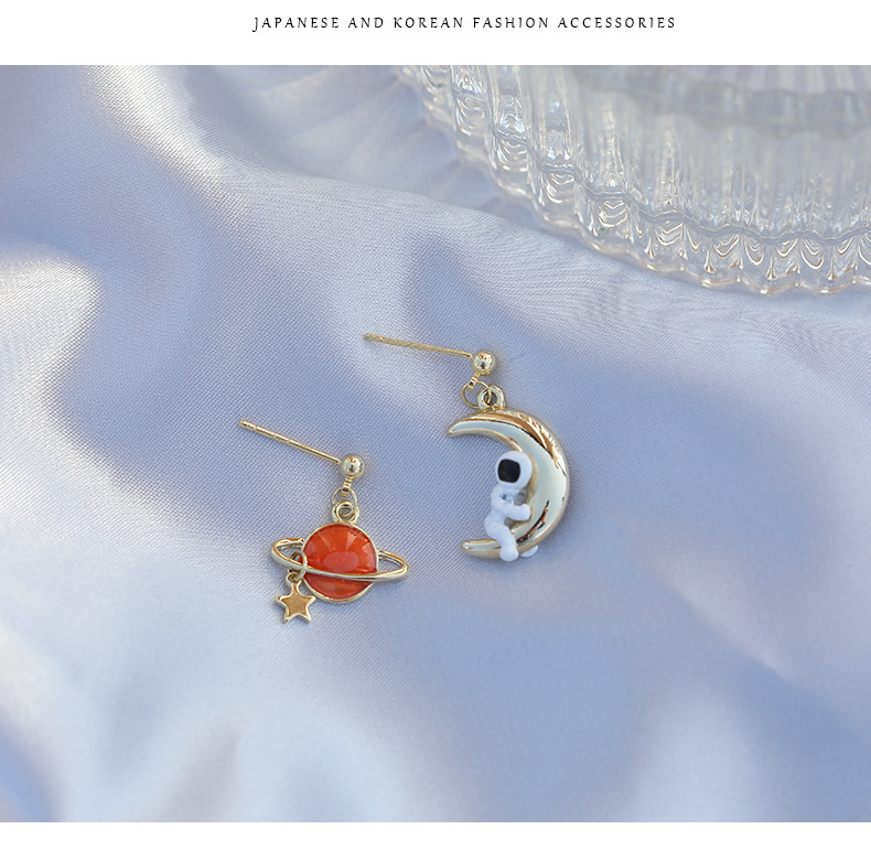Japan Und Südkorea Spaß Design Planet Astronaut Ohrringe S925 Silbern Adel Tropföl Bemalte Weibliche Nischen Netz Rote Ohrringe display picture 6
