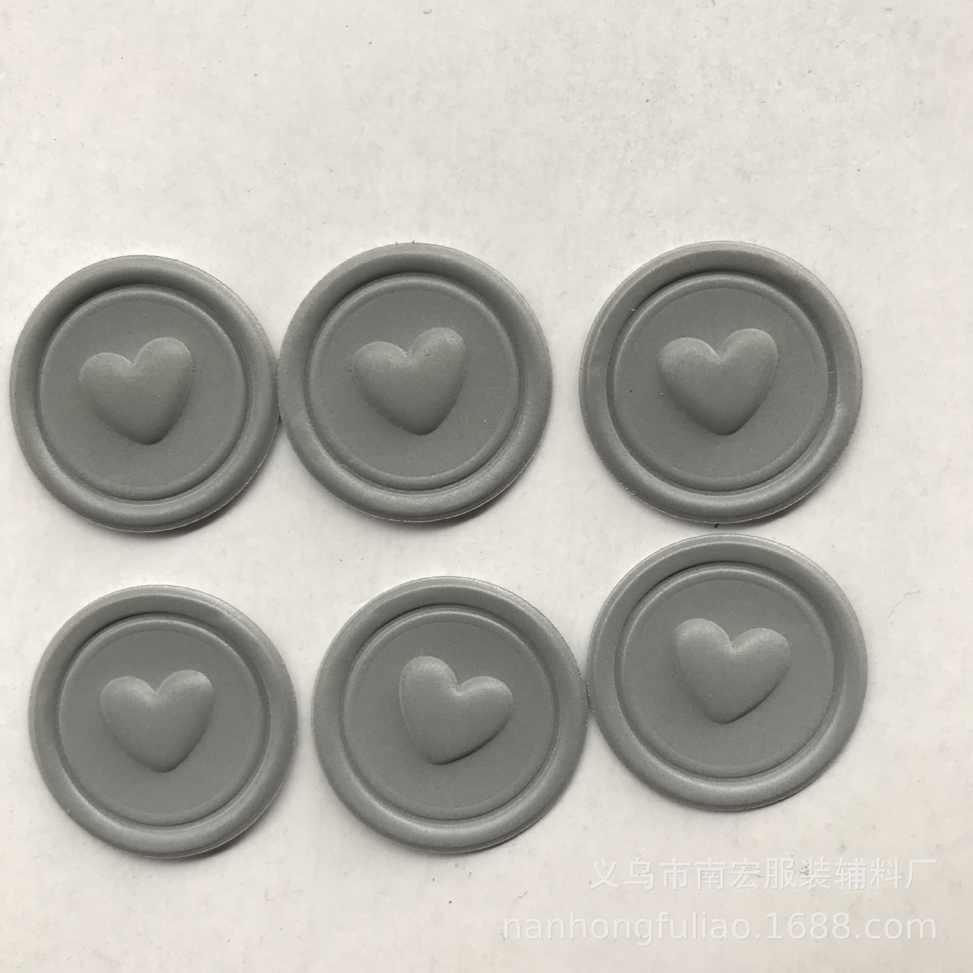 厂家优惠供应服装鞋帽箱包五金皮标滴塑橡胶软胶章皮标吊牌织唛