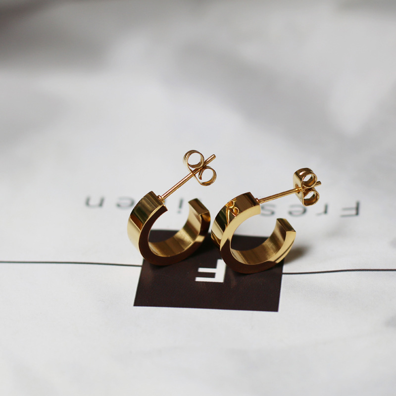 18k Simple Fashion Flat Wide Titanium Steel Earrings Wholesale Nihaojewelry display picture 7