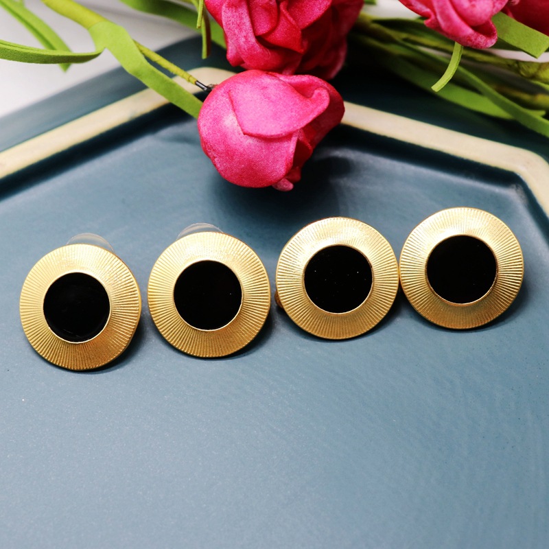 Ear Clip Black Round Earrings Ear Clips Matte Gold Thread Side Round 925 Silver Needle Ear Studs display picture 3