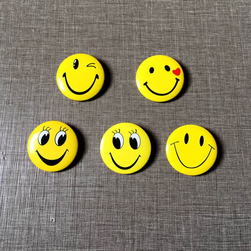 廠家定制馬口鐵胸章卡通字母胸卡笑臉牌LOGO牌裝飾牌工藝牌紀念章