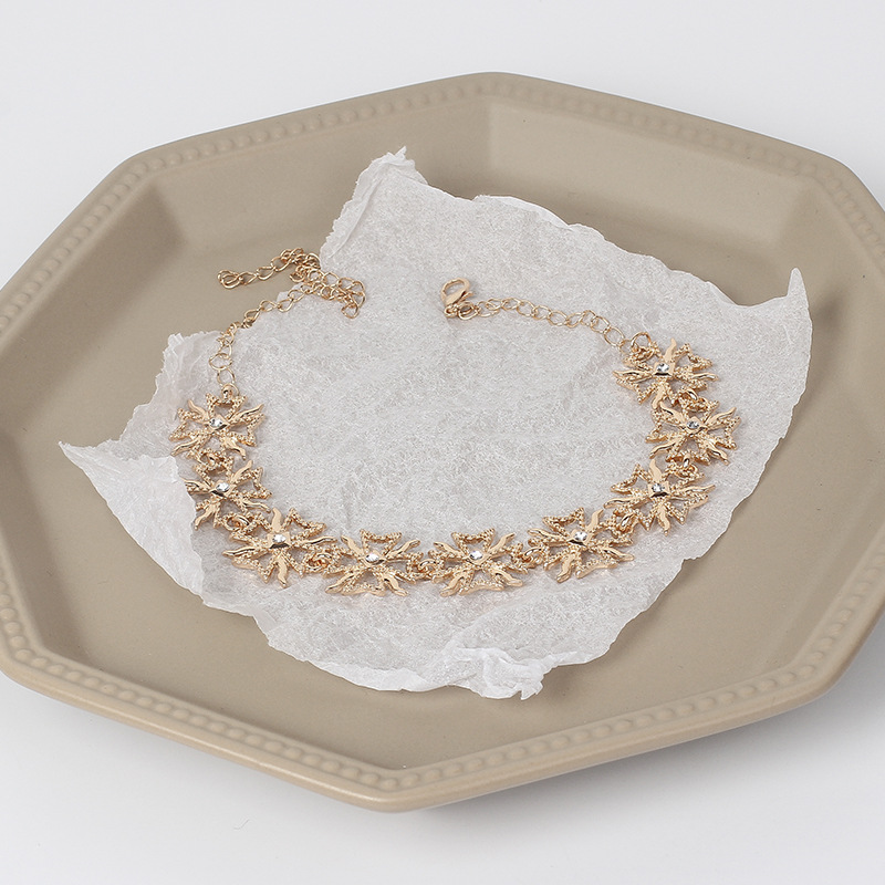 21g Weight Necklace Classification Women'S Gender Gold, Silver Color Fashion Diamond Cross Necklace Wholesale 4