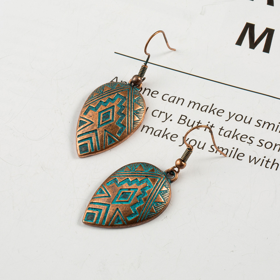 Vintage Heart Drop Carved Pattern Alloy Earrings Wholesale Nihaojewelry display picture 9