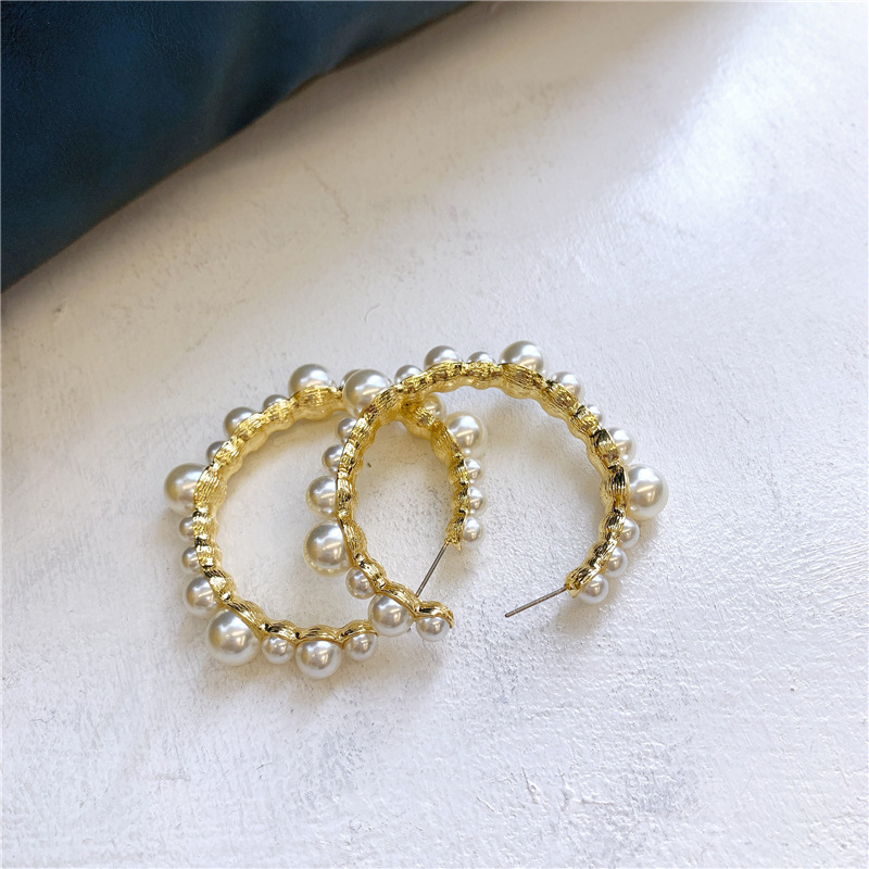 Vintage Style Pearl Hoop Earrings display picture 6