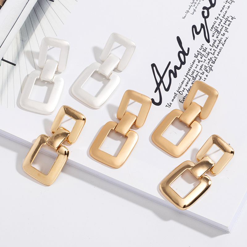 Korea's Fashion Niche Simple Retro Geometric Exaggerated Alloy Earrings For Women display picture 3