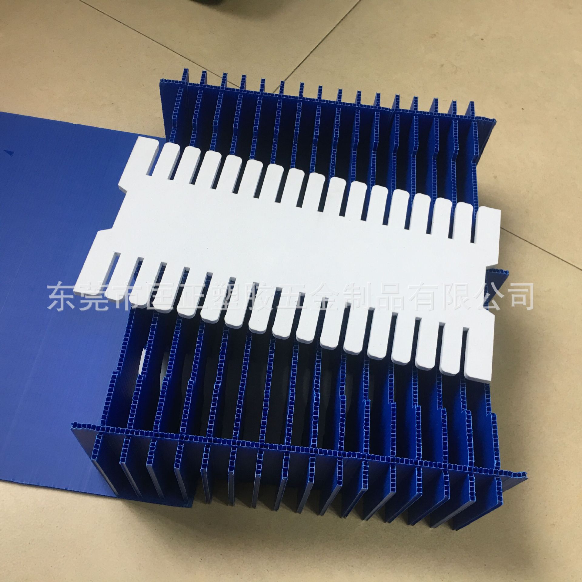 兰色瓦楞板刀卡 塑料格子刀卡 空心板刀卡-阿里巴巴
