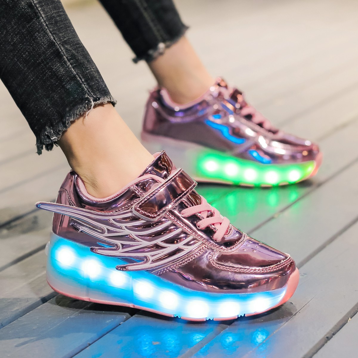 Chaussures d'été à roulettes pour enfants, nouvelles chaussures de chargement américaines avec lampe de poche LED, patins Velcro, deux roues_voghion.com