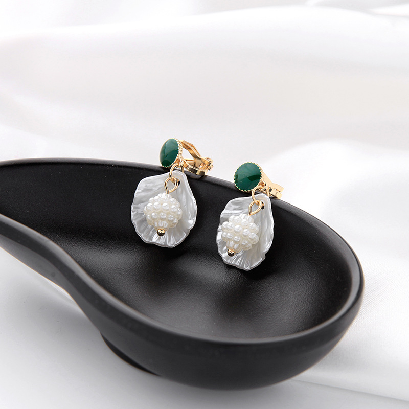 Creative Shell Pearl Earrings S925 Sterling Silver Stud Earrings Women Fashion Pierced Ear Clips display picture 9