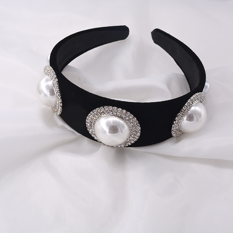Korean   Retro Style Baroque Rhinestone Pearl Wide-brimmed Velvet Headband  Nihaojewelry Wholesale display picture 3