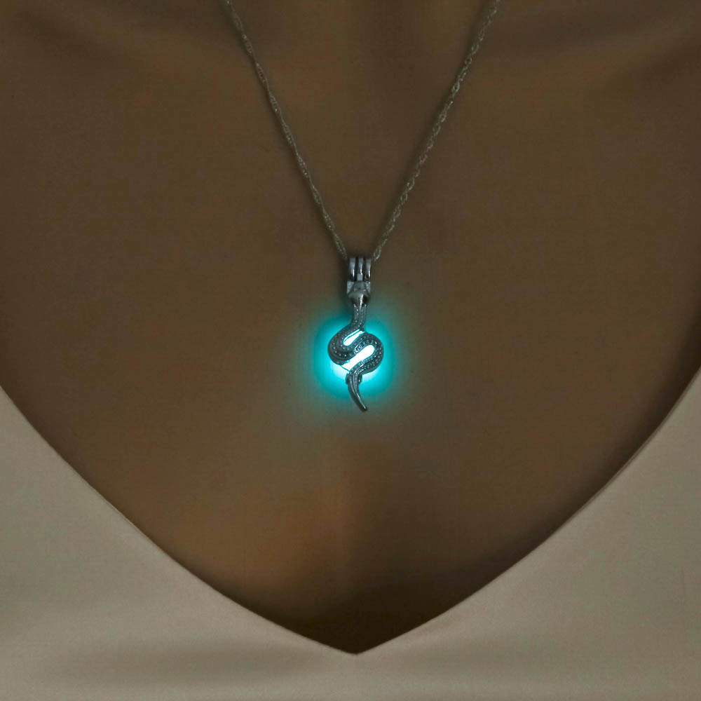 Snake Luminous Pendant Necklace Dark Night Glowing Women's Necklace display picture 9