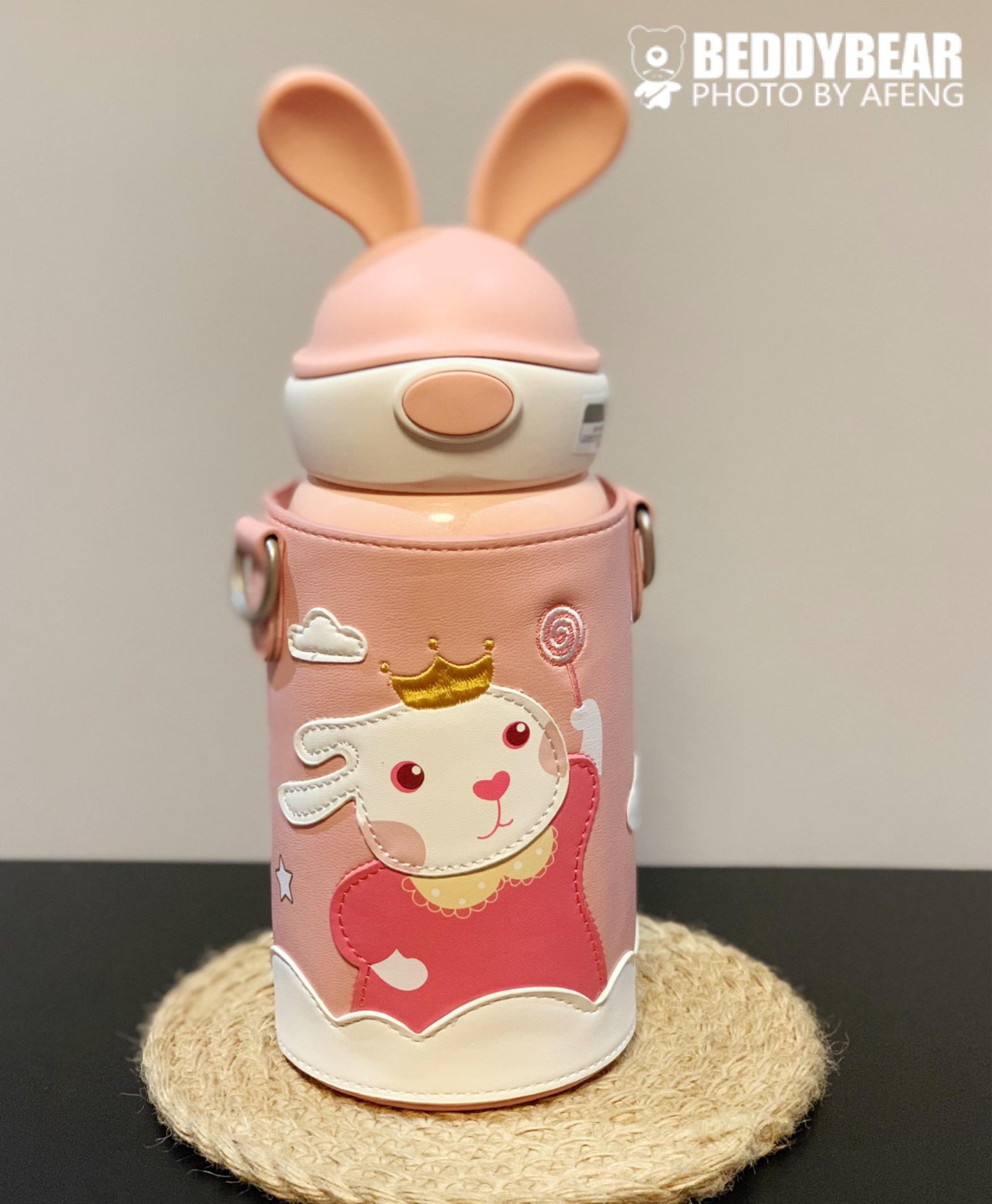 坐在杯子的兔子/兔宝宝 向量例证. 插画 包括有 杯子, 例证, 厨具, 全能, 设计, 查找, 友好, 少许 - 91200562