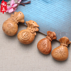 廠家供應  雕刻桃木福袋 錢袋 手把件編制鑰匙扣配件