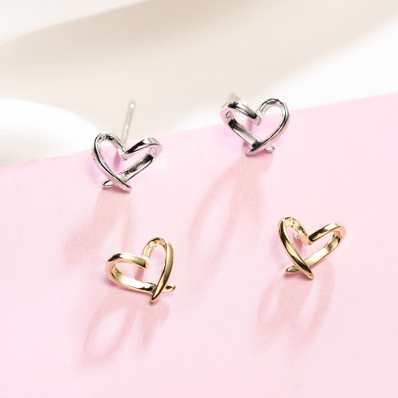 Love earrings female Korea 925 sterling silver simple earrings design face anti-allergic accessories E105
