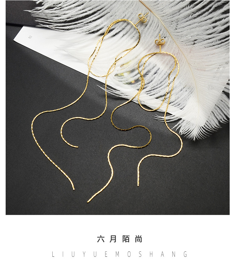 2021 Neues Japanisches Und Koreanisches Einfaches Temperament Nischen Design Blinkt Vertikale Ketten Ohr Linie Titan Stahl 18k Gold Ohrringe F238 display picture 2