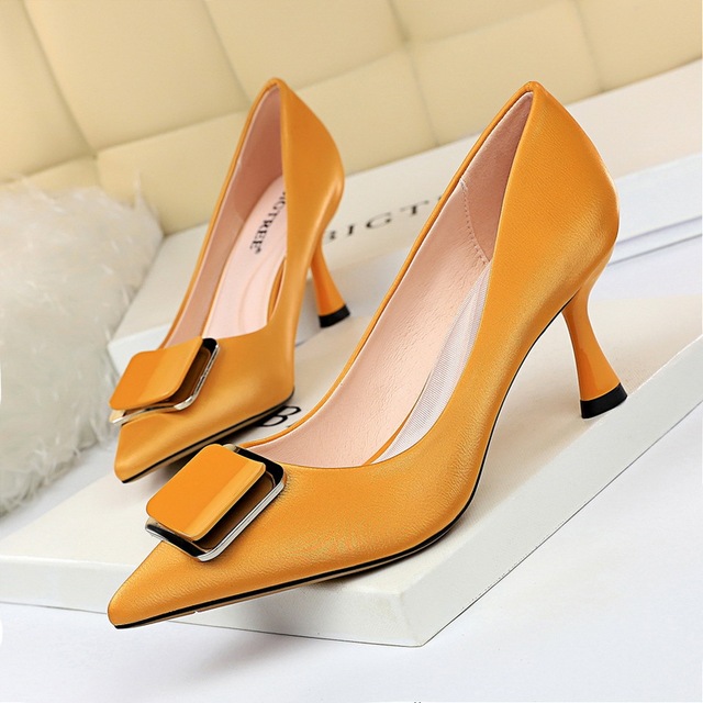 High-heeled wine cup with shallow pointed metal belt buckle shoes