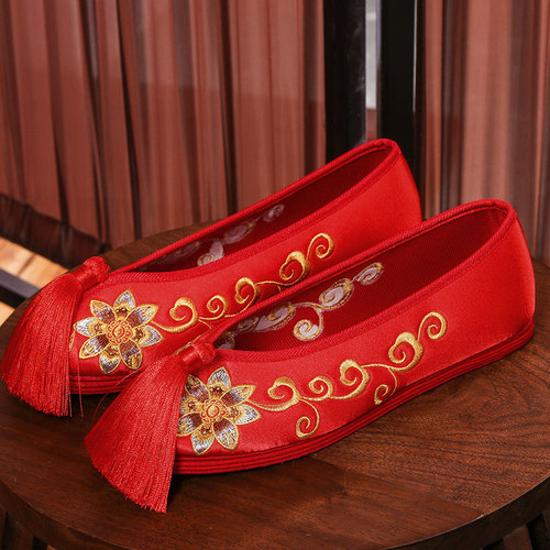 Xiuhe shoes red wedding shoes lady embroidered wedding shoes with Xiuhe dress shoes and flat sole shoes